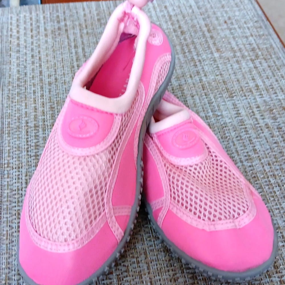NEW!!!Ladies Pink Watershoes Size 5